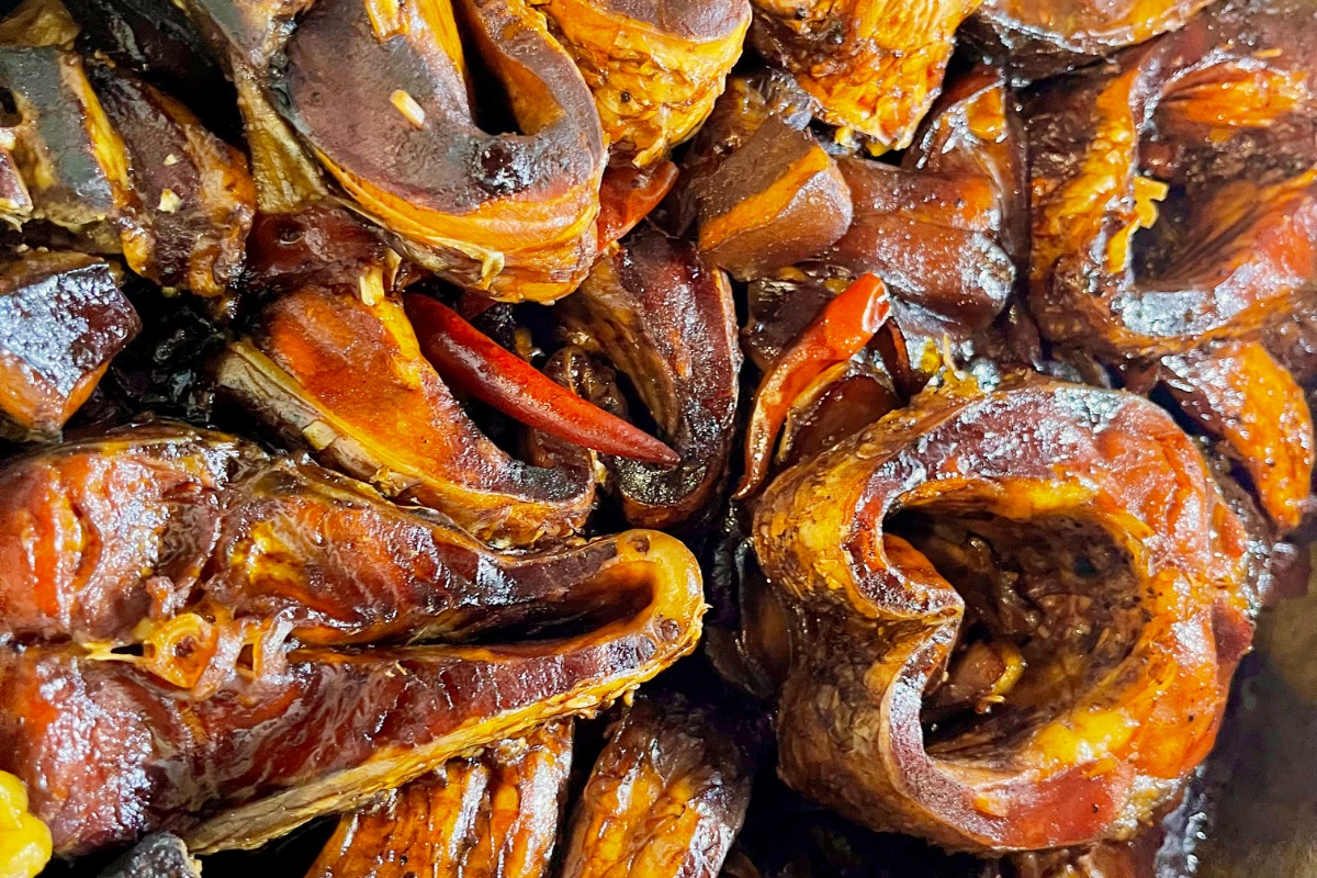 Cá kho trắm kho chuối