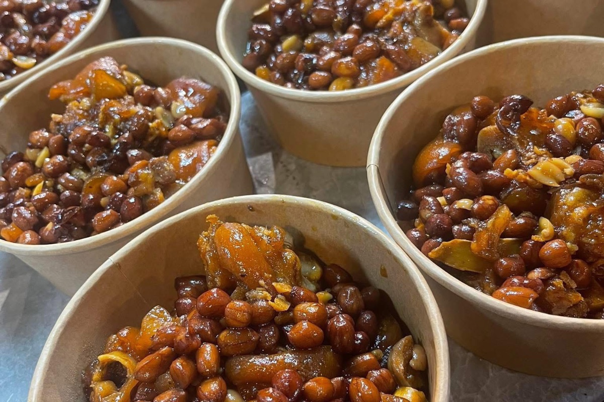 Móng giò kho lạc