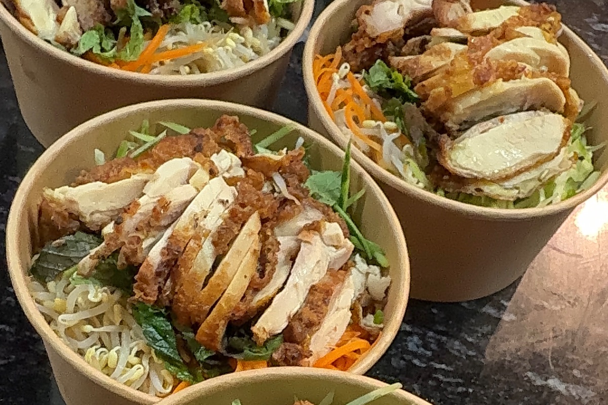 Bún trộn gà áp chảo